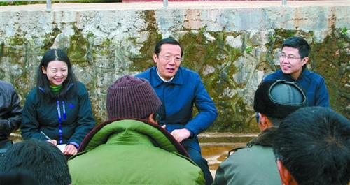 11月29日至30日，市委书记张剡深入盐边县北部山区督导调研重点工作，看望慰问困难群众，并向干部群众宣讲党的十八届六中全会等会议精神。.jpg